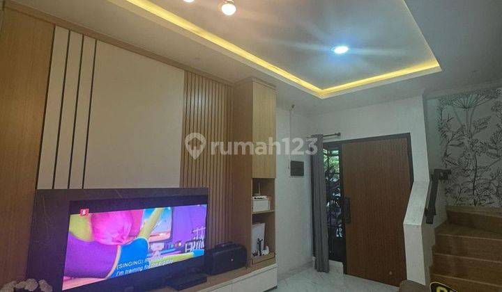 Rumah 2 Lt Hook Rapi Semi Furnished di Premier Village  1