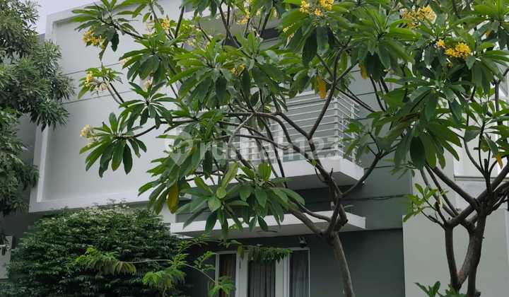 Hoek House Greenlake City strategically located near the Jakarta and Tangerang toll roads with 24-hour security and a One Gate System. Hoek House Greenlake City strategically located near the Jakarta and Tangerang toll roads with 24-hour security and a One Gate System.