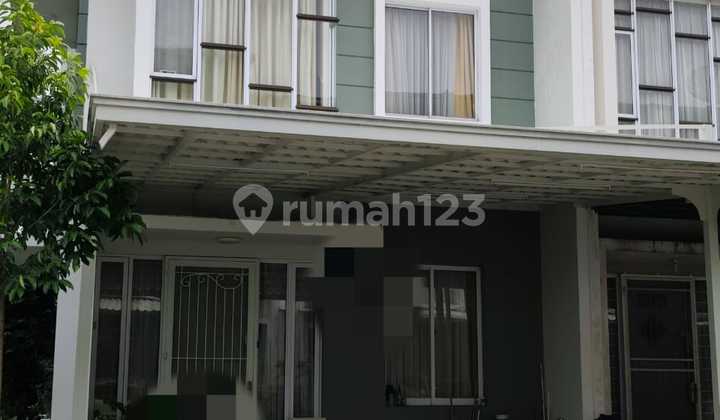 Hoek House Greenlake City strategically located near the Jakarta and Tangerang toll roads with 24-hour security and a One Gate System. Hoek House Greenlake City strategically located near the Jakarta and Tangerang toll roads with 24-hour security and a One Gate System.