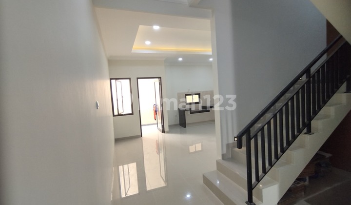 Rumah Brand New Meruya Ilir 3 Lantai Siap Huni Lokasi Strategis