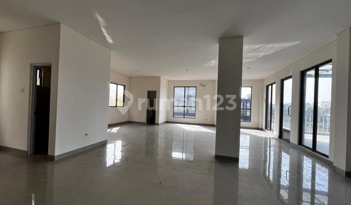 2-Storey Commercial House in Maggiore Square Ready for Use, Strategic Location 2-Storey Commercial House in Maggiore Square Ready for Use, Strategic Location