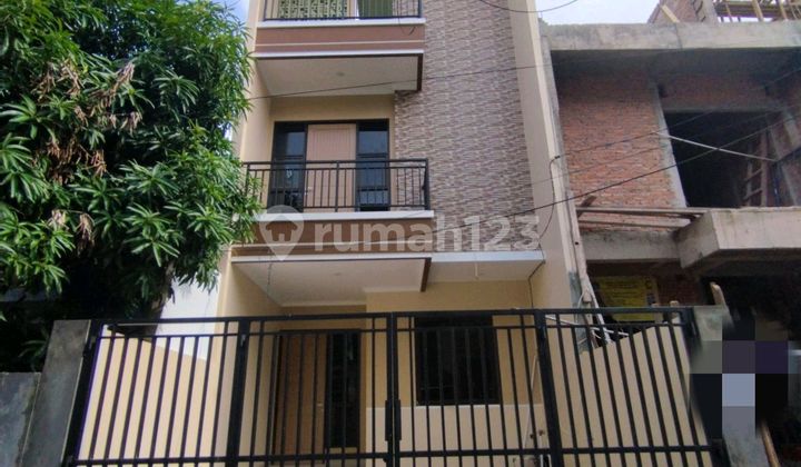 Rumah Brand New Meruya Ilir 3 Lantai Siap Huni Lokasi Strategis 2