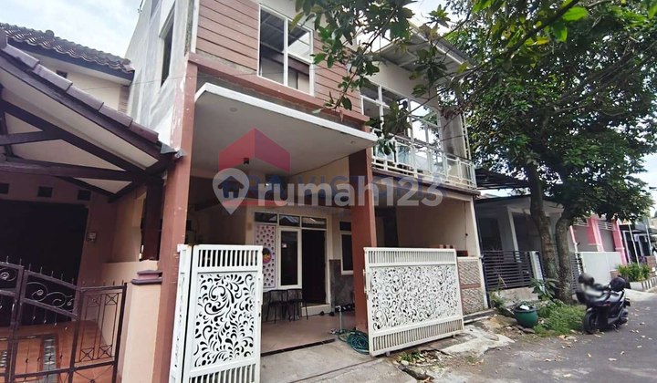 2.5-Story House in a Gated Community in Sulfat Area, Easy Access to City Center. 2