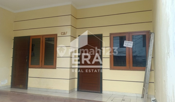 Nice 3-Story House Ready to Live in Strategic Location, Taman Ratu Housing, Jakarta 2