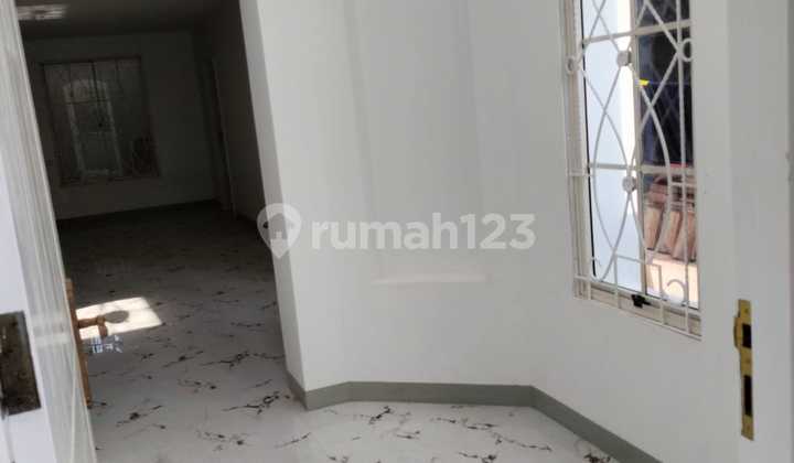 Ready-to-Occupy Neat House in North Lippo Karawaci Near Hypermart Toll Road 2