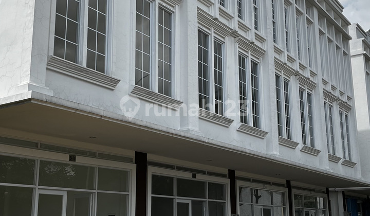Three-Story Linked Shophouse in Modern City Tangerang Strategic Location