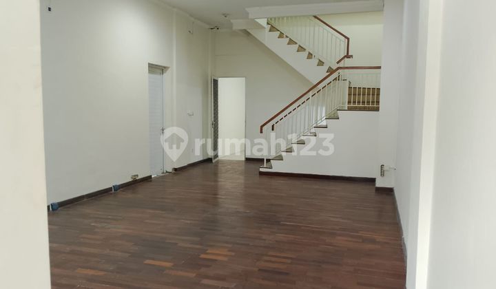 3-Story Ready-to-Use Shop House on the Side of Modernland Main Road, Tangerang 2