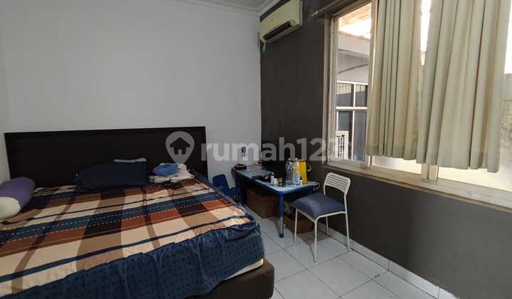 Dijual Rumah Luas 2 Lantai Semi Furnished 6 Kamar di Modernland 2