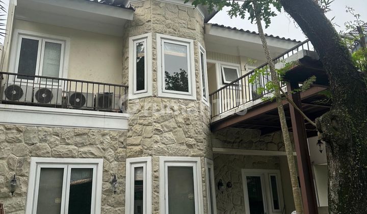 Rumah Cantik 2Lt Furnished Private Pool Danau Biru Lippo Karawaci