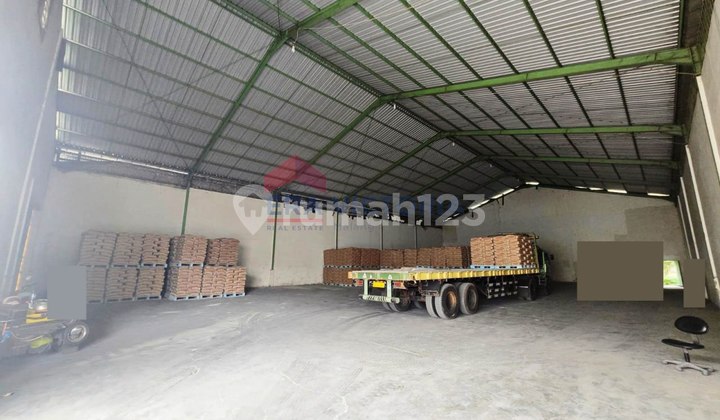 Warehouse with strategic location, large vehicle access, located in a warehouse complex.