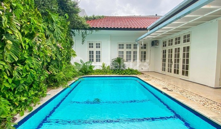 Rumah Hunian Tenang dilengkapi Kolam Renang Di Kebayoran Baru 2