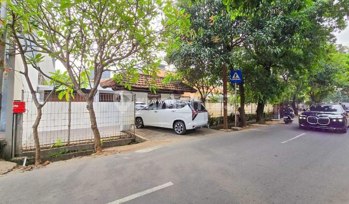 Dijual Rumah Kondisi Bagus dengan Ruang Terbuka Hijau yang luas di area Kebon Jeruk