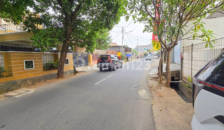 Dijual Rumah Kondisi Bagus dengan Ruang Terbuka Hijau yang luas di area Kebon Jeruk 2