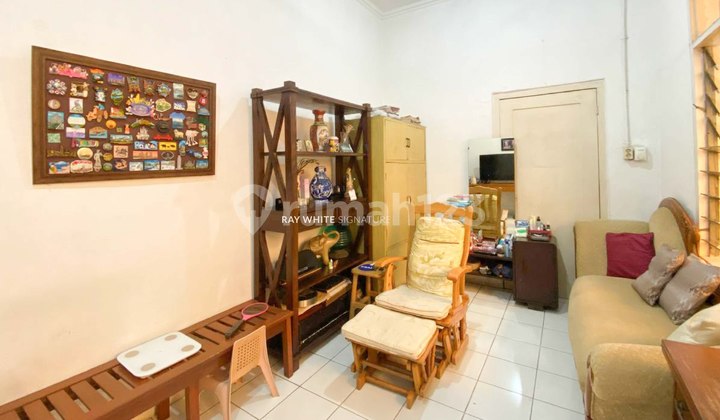 Ready-to-Occupy House in the strategic location of Tebet 2