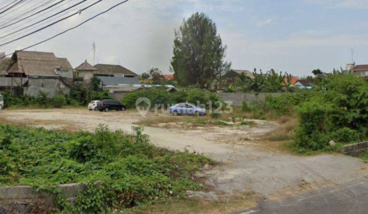 Land for sale in Jalan Dewi Sri Kuta. Can buy half of it. 2