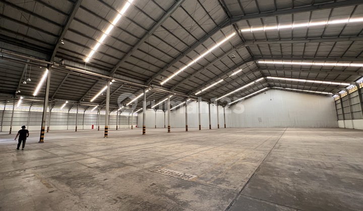 For Rent Warehouse with Loading Dock, Delta Silicon Cikarang