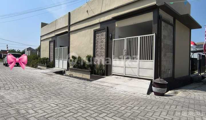 New Ready-to-Live House with SHM in Surabaya 495 Million New Ready-to-Live House with SHM in Surabaya 495 Million