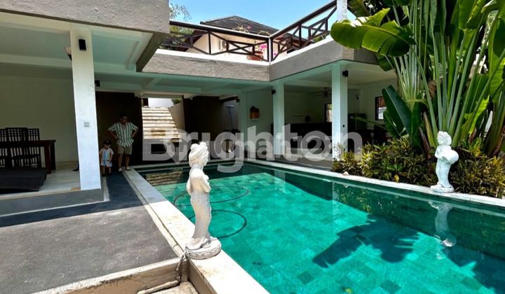 VILLA INI MENYAJIKAN SUASANA PEDESAAN DAN KENYAMANAN BAGI PENGHUNINYA VILLA INI MENYAJIKAN SUASANA PEDESAAN DAN KENYAMANAN BAGI PENGHUNINYA