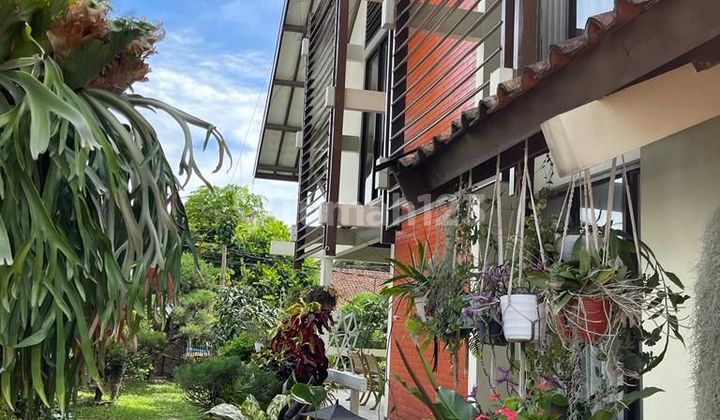 Spacious & Comfortable Classic House in Hook Gegerkalong, Bandung Near UPI