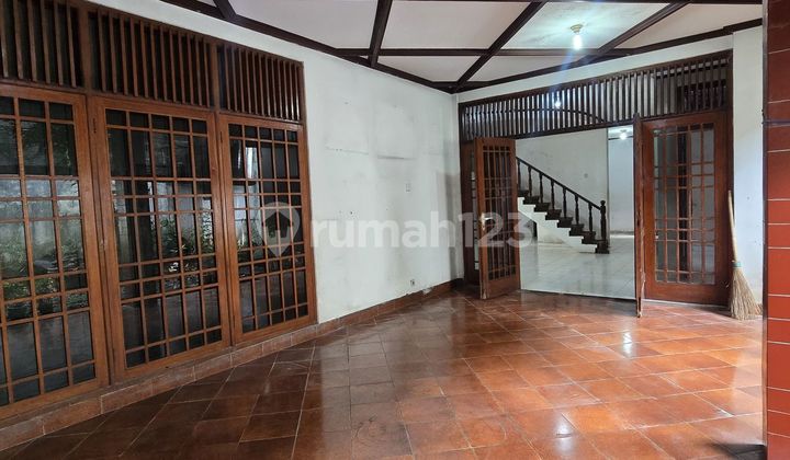 Dijual Rumah Tua Hitung Tanah di Tulodong Bawah Iv