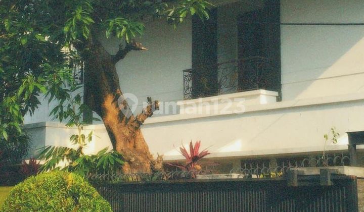 Dijual Rumah Mewah dengan Kolam Renang di Dukuh Patra Kuningan - Lt 441 M², Lokasi Elite Jakarta Selatan 2