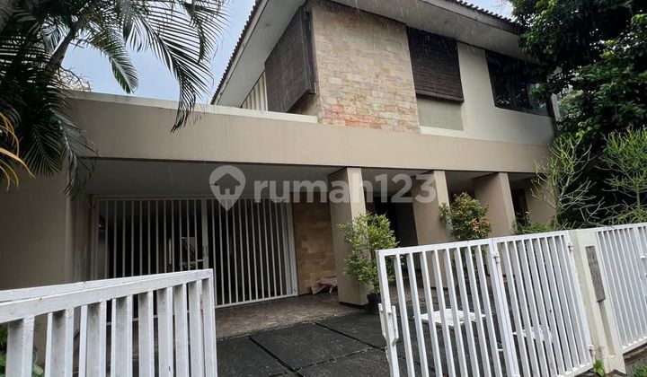 Disewakan Rumah Mewah dengan Rooftop & Skyline View di Mega Kuningan - Private Pool, Lokasi Premium