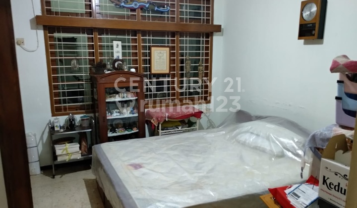 Tomang. 3+1 Bedrooms. 2+1 Bathrooms. Land Area 156 Building Area 200. 1.5 Floors. 2