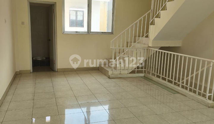 Neat and Well-Maintained Shop House, Back Already Closed, Suitable for Office, Warehouse, etc.