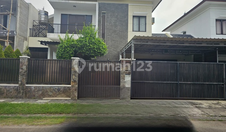 Rumah Besar Di Pinggir Jalan Raya Dekat Ke Pasar Modern 