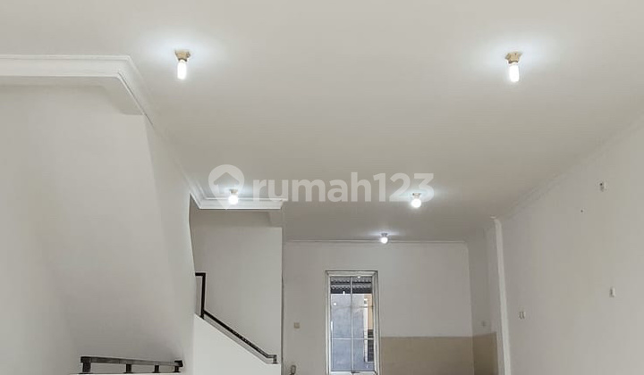Showroom 4 Stories, Neat and Ready to Use, Main Road Access, Large Parking Area 2