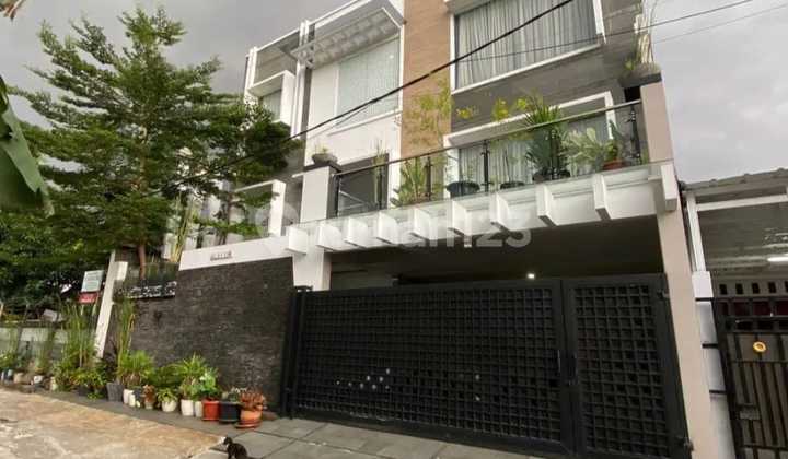 Rumah Bagus Ada Kolam Renang Di Jatiwaringin Jakarta Timur