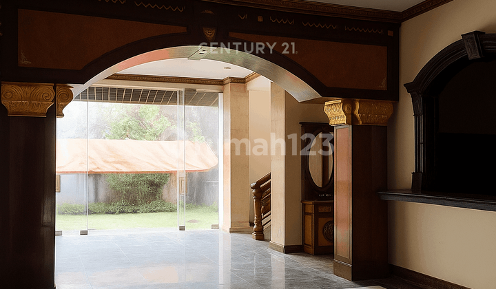 True Luxury on Jl Palagan with Private Pool and SHM 2