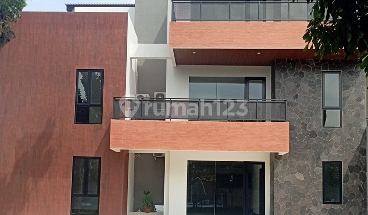 Rumah 3 Lantai Modern di Sutera Palmyra Alam Sutera, Tangerang Selatan Rumah 3 Lantai Modern di Sutera Palmyra Alam Sutera, Tangerang Selatan
