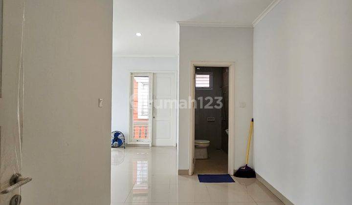 Rumah 3 Lantai Bagus Unfurnished di Gading Serpong Omaha Village, Tangerang 2