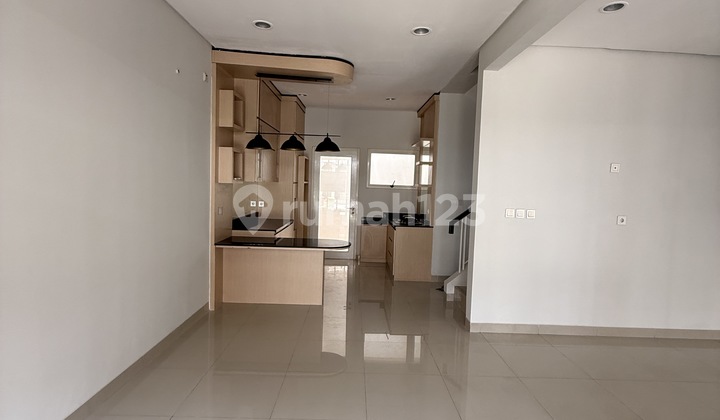 Di Sewakan Rumah 2 Lantai 3 Kamar Tidur Siap Huni dan Rapiii