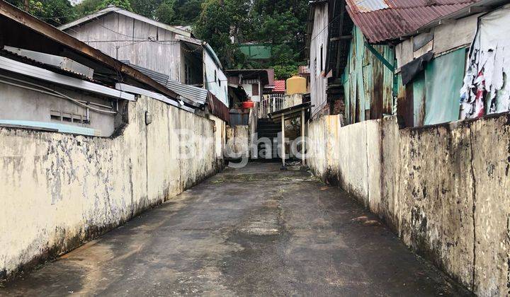 2 RUMAH DENGAN TANAH LUAS DI KARANG BUGIS 1