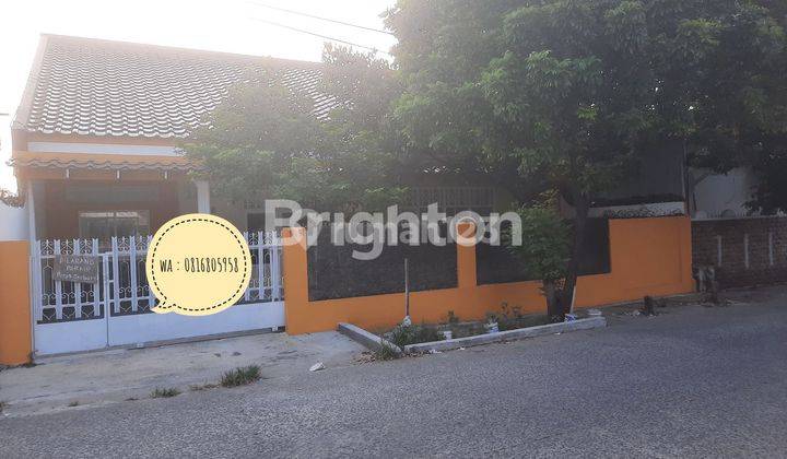 RUMAH BERADA DI DALAM KOMPLEK PERUMAHAN YANG ASRI 1