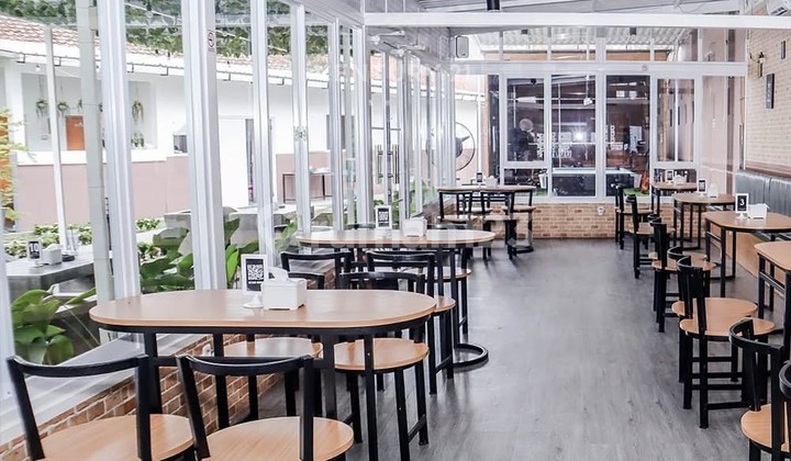 Kafe Jalan Abdul Hadi Dilalui Banyak Kendaraan 2