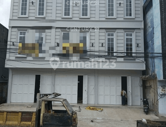 Strategic Shophouse on Main Road Ahmad Yani, Serang 2