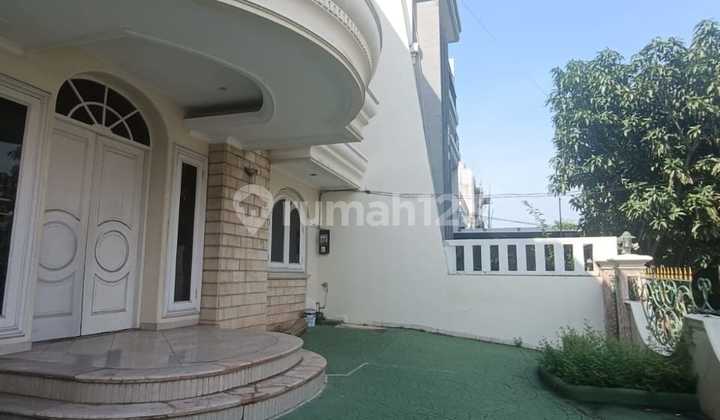 For Sale Luxury Old Money House With High-Quality Materials And Still Very Sturdy