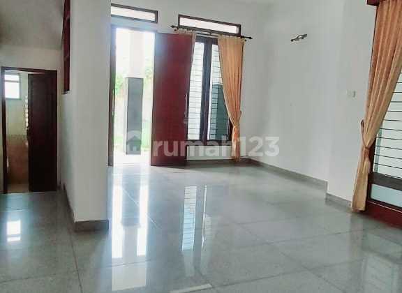 Taman, Garasi Besar, Komplek Aman Disewakan Rumah 3 Lantai di Rawamangun #1421 2