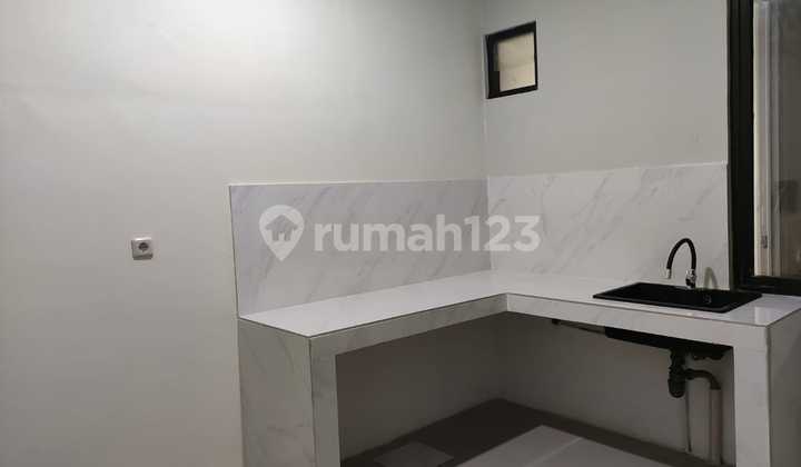 Hadap Timur Carport 2, Rumah di Mutiara Gading, Bekasi #1423 2