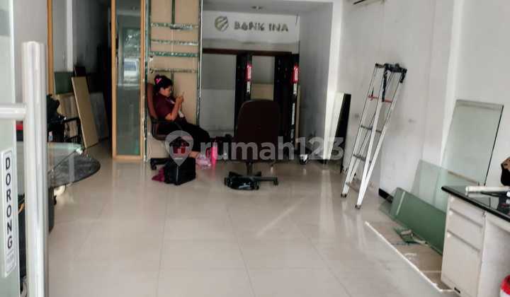 Rent a Nice 3-Story Shop House in a Strategic Location, Pancoran, South Jakarta