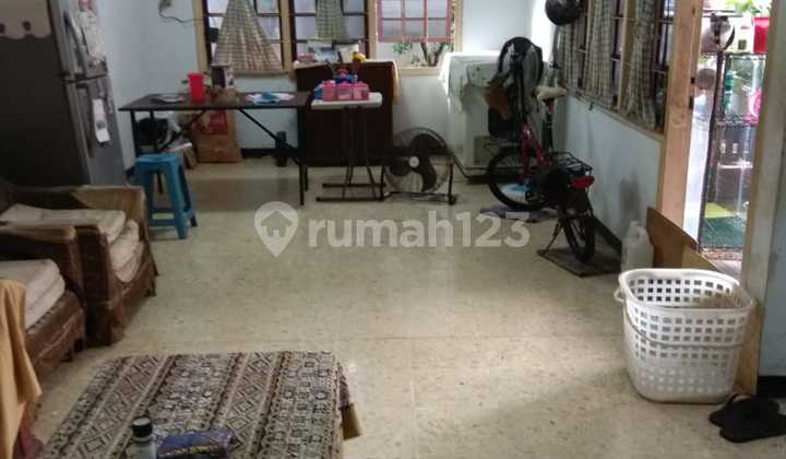 Old 2-Story House Facing East, Strategically Located in Kebayoran Baru, South Jakarta 2