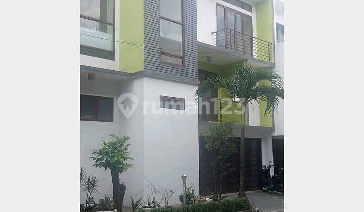 Rumah Minimalist Modern Siap Huni 3 Lantai Letak Strategis di Jatipadang - Jakarta Selatan