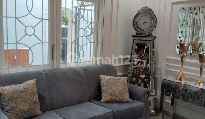 Rumah Cantik 2 Lantai Lokasi Strategis Dekat Gandaria City Mall - Jakarta Selatan Rumah Cantik 2 Lantai Lokasi Strategis Dekat Gandaria City Mall - Jakarta Selatan