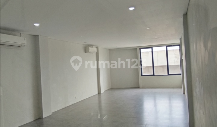 DISEWAKAN RUANG USAHA DI GEDUNG KOMERSIL JALAN RAYA LEBAK BULUS 