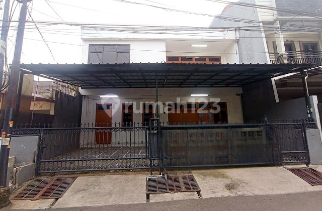For Quick Sale Strategic Commercial House in Tomang, West Jakarta