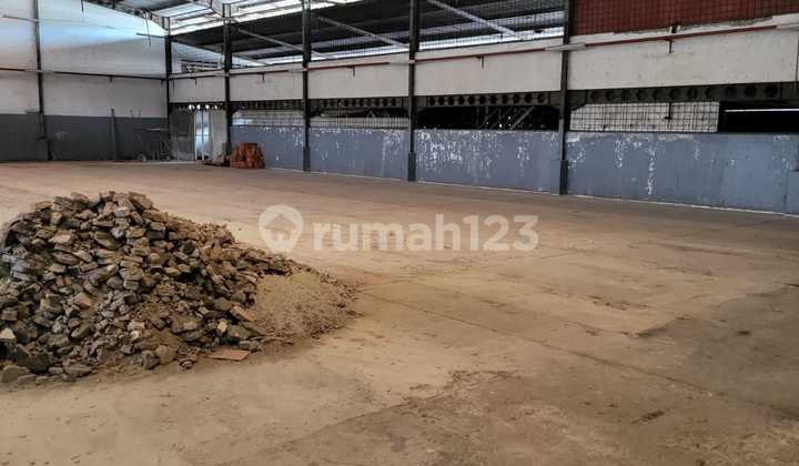 FOR RENT 2 ADJOINING WAREHOUSES 2000 m2 IN PARUNG PANJANG READY TO USE