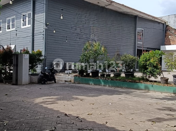 DISEWAKAN RUMAH USAHA JALAN RAYA PRAMUKA SANGAT STRATEGIS COCOK UNTUK PADEL